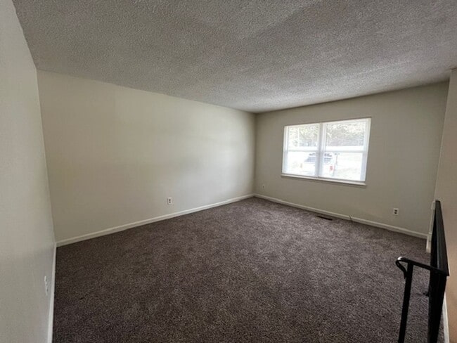 Building Photo - 4 Bedroom 2.5 Bath House with Garage and B...