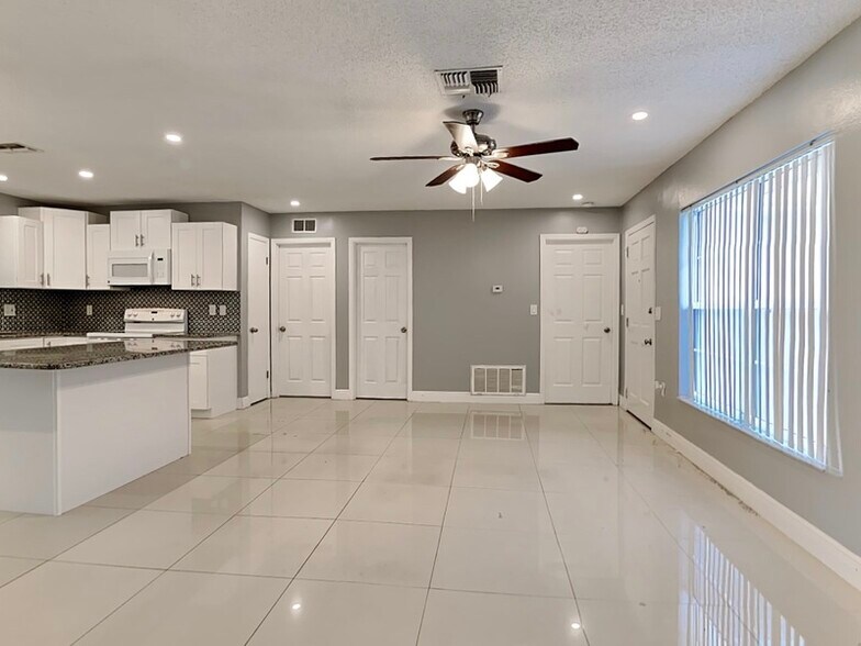 Building Photo - 6099 Colchester Ave