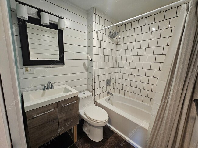 Building Photo - 408 SE Kibling St