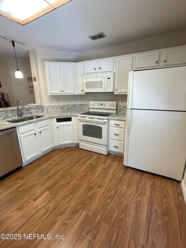 Building Photo - 1800 Green Springs Cir