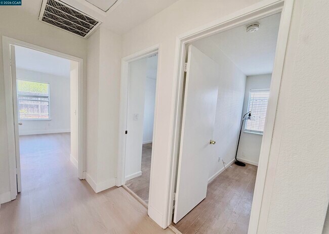 Building Photo - 1746 Highland Cir