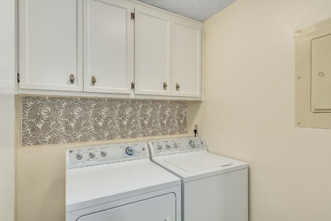 Building Photo - Fully furnished Beachside townhome