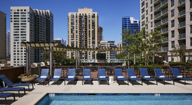 Building Photo - 1 W Superior St