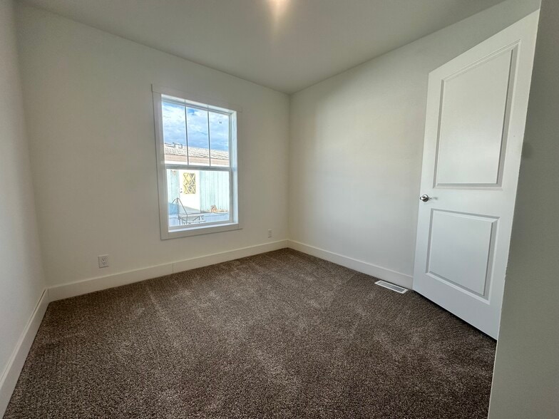 Building Photo - 29 Cavalier St N