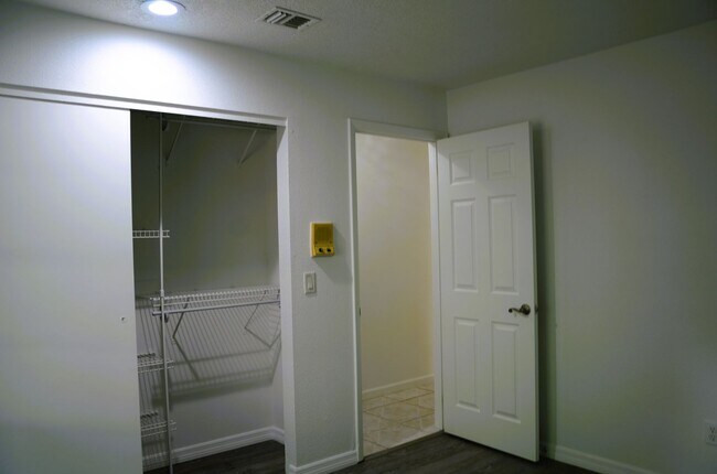 Building Photo - Spacious 4-Bed, 3-Bath Belle Isle Home wit...