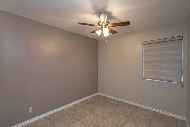 Building Photo - 104 Belaire Dr
