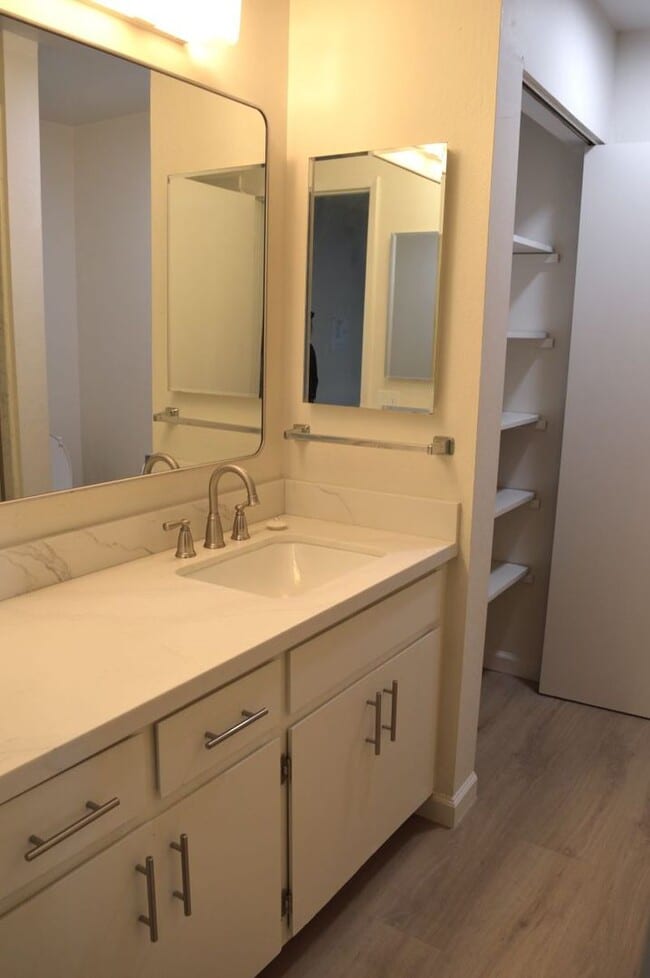 Building Photo - Nicely Updated and Pet Friendly Sausalito ...