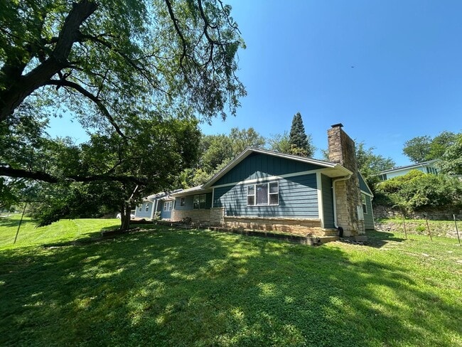 Building Photo - In town acreage