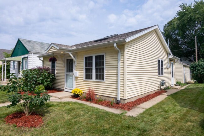 Building Photo - Beautiful 2Bedroom Single Family Ranch Hom...