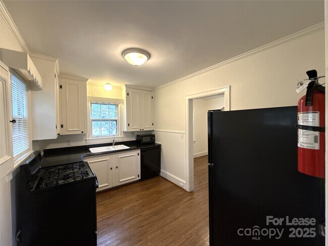 Building Photo - 1901 Armstrong Park Dr