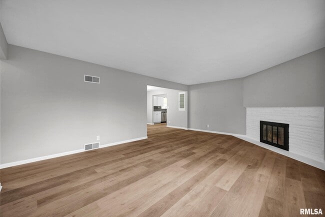 Building Photo - 1407 W Sunnyview Dr