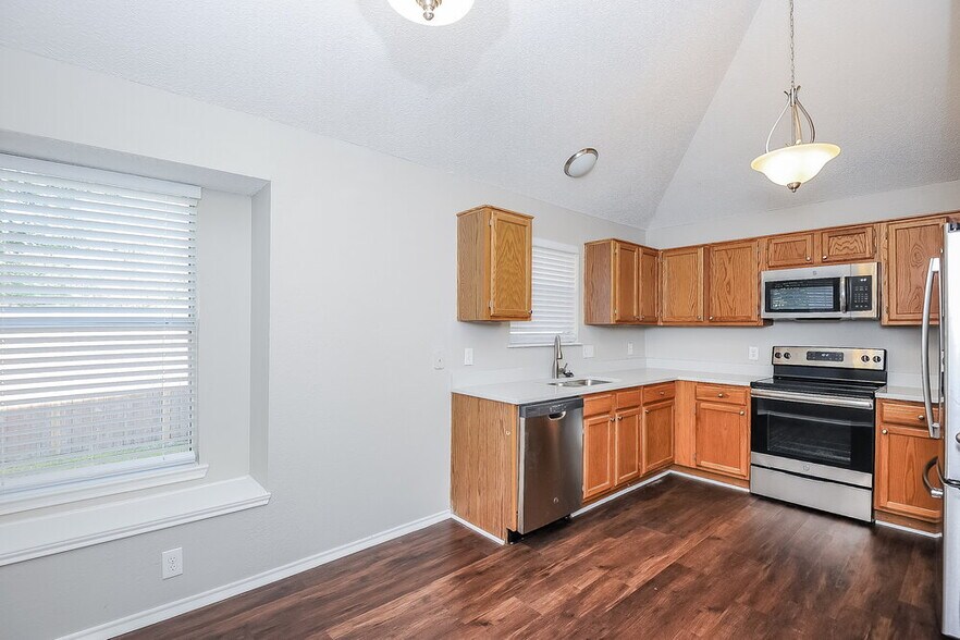 Building Photo - 208 Vines Dr