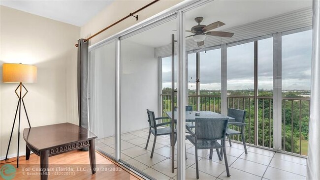 Building Photo - 3150 N Palm Aire Dr
