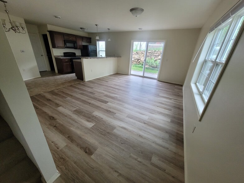 Building Photo - 3301 Echo Dells Ave