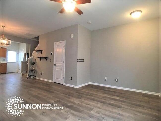 Building Photo - Updated 2 Bed, 2.5 Bath Townhome!