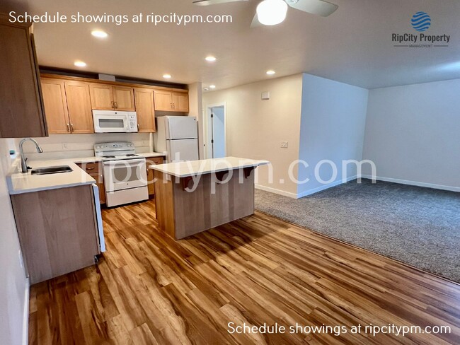 Building Photo - Free Rent! Remodeled 3-Bedroom, 2-Bath Top...