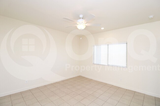 Building Photo - 744 E Diamond Dr