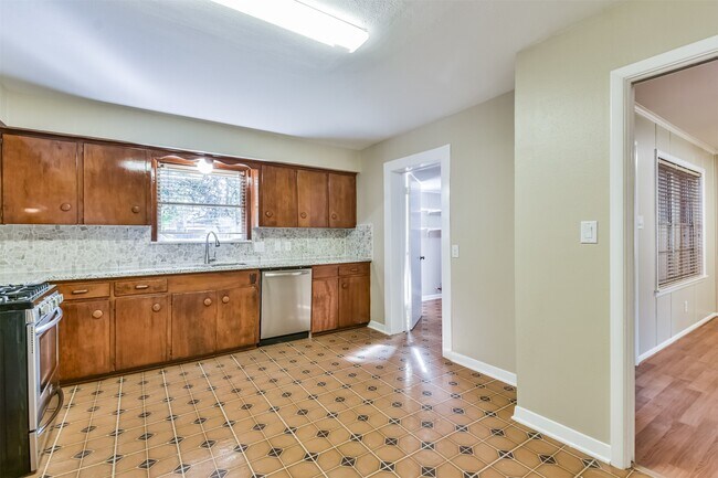 Building Photo - 5231 Willowbend Blvd