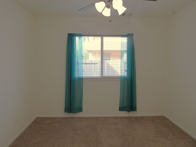 Building Photo - Conveniently located townhome in gated com...
