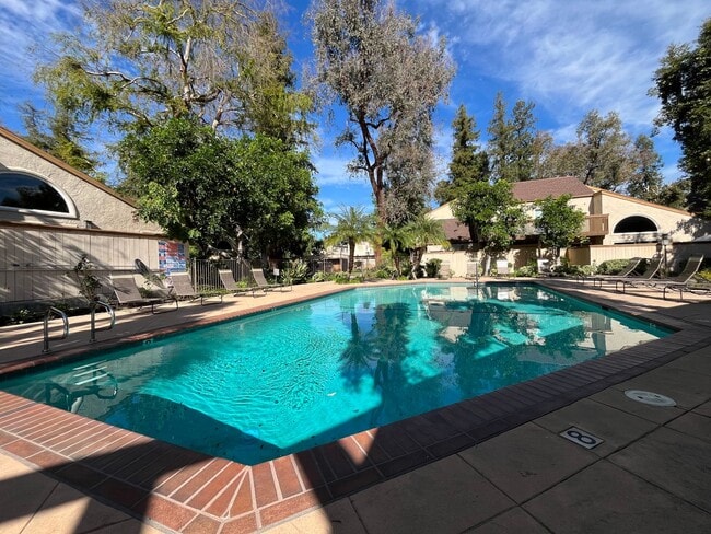 Building Photo - LOCATION! Move-in ready 2+2 w/parking, pool + balcony!