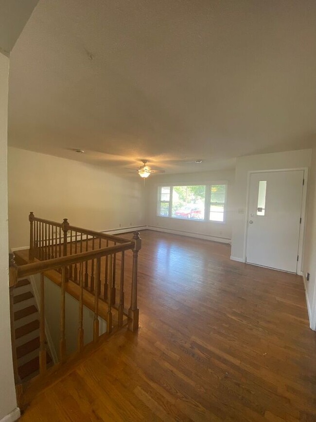 Building Photo - $2,100 | 4 Bedroom, 2 Bathroom Multi Floor...