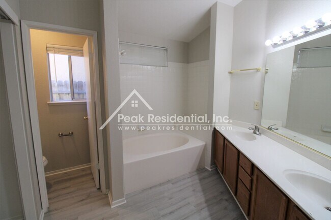 Building Photo - Updated 3bd/2ba Home near Cosumnes River College
