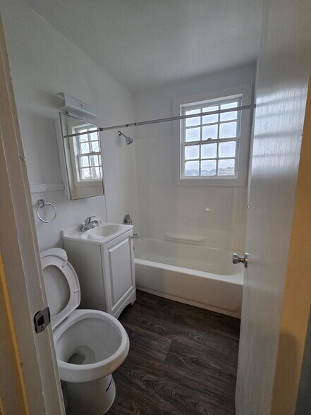 Building Photo - 1411 NW Carden Ave