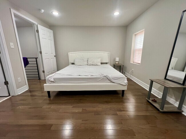 Building Photo - Stunning 3-Bedroom Townhome in Francisville! Available NOW!