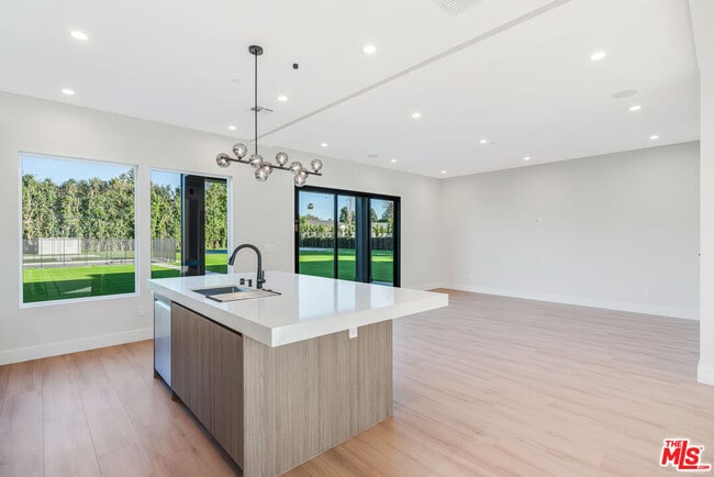 Building Photo - 8670 Encino Ave