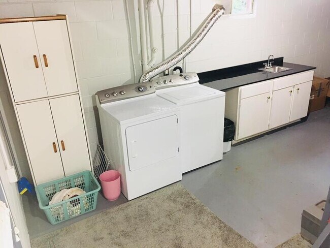 Building Photo - 5624 Lake St