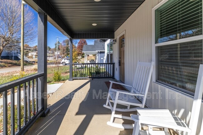 Building Photo - 205 Kingwood Rd