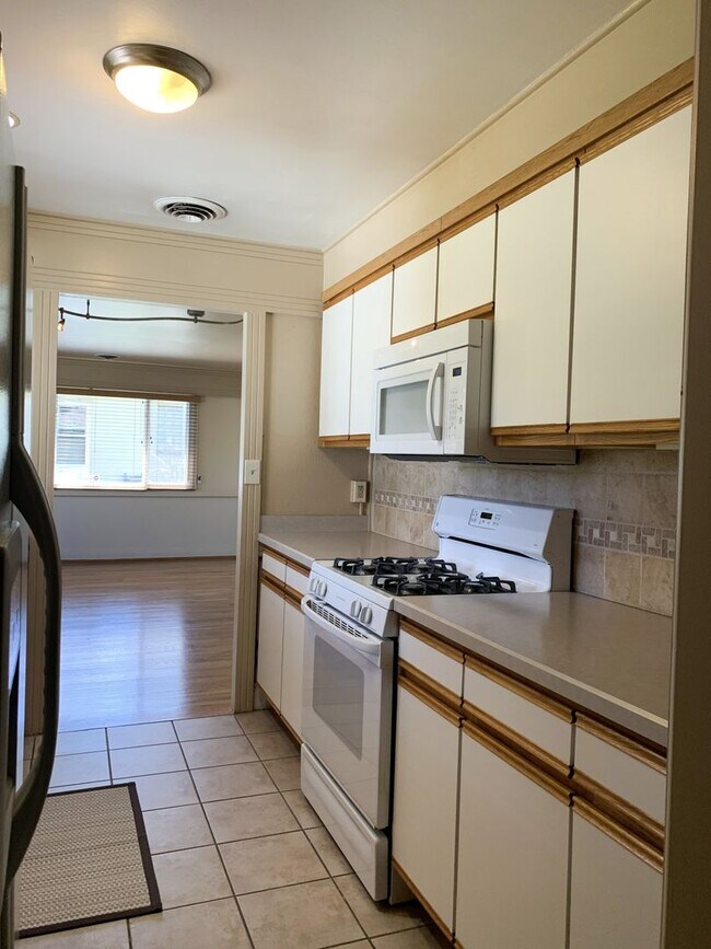 Building Photo - Evolve Real Estate: Available 6/6/2026! Quaint 3 Bedroom Ranch with Huge Yard in University Hills...