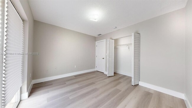 Building Photo - 329 SW 9th Ave