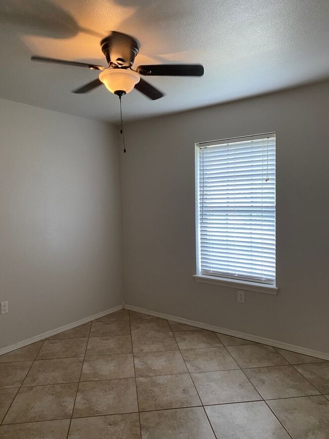 Building Photo - 606 Shadow Dr