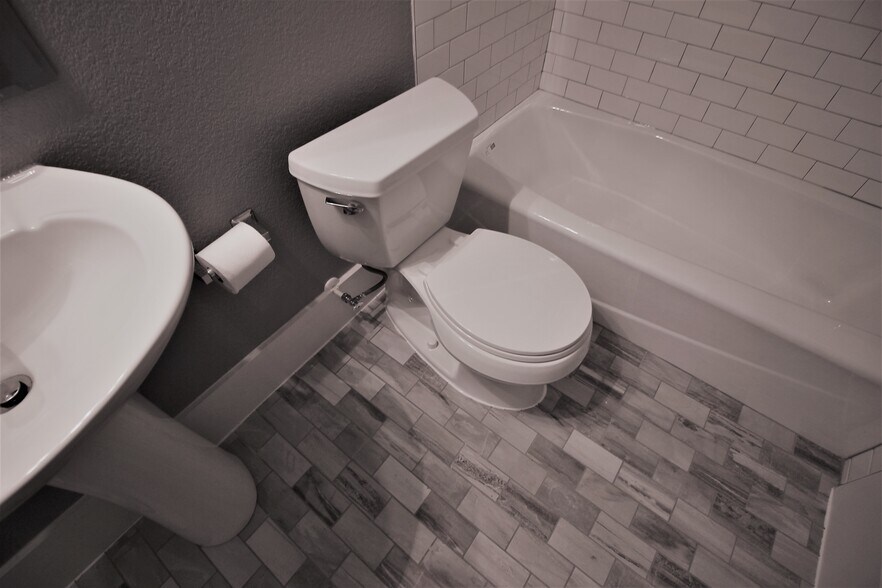 Building Photo - 4405 Woodside St