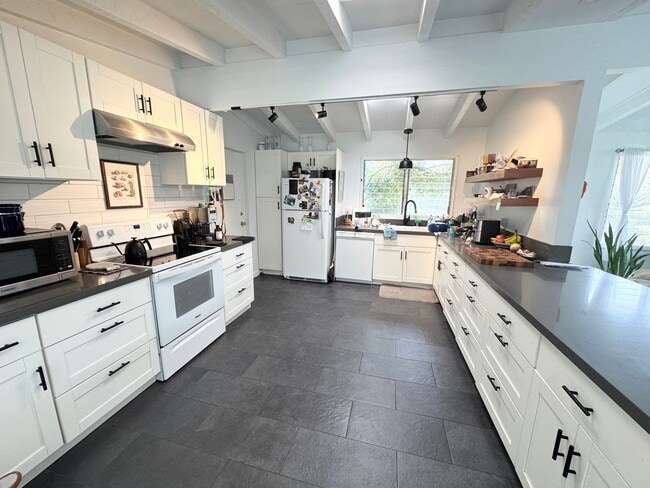 Building Photo - 2 bed, 1 bath in highly desirable Kailua N...