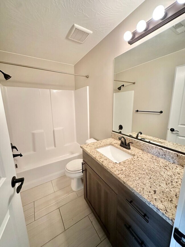 Building Photo - Desert Hills Gem!