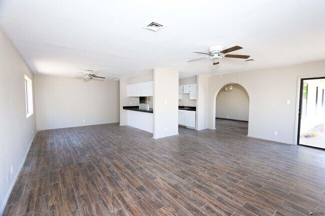 Building Photo - 1276 S Pagent Ave