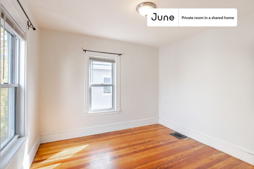 Building Photo - Room in Shared 4 bed/1 bath home