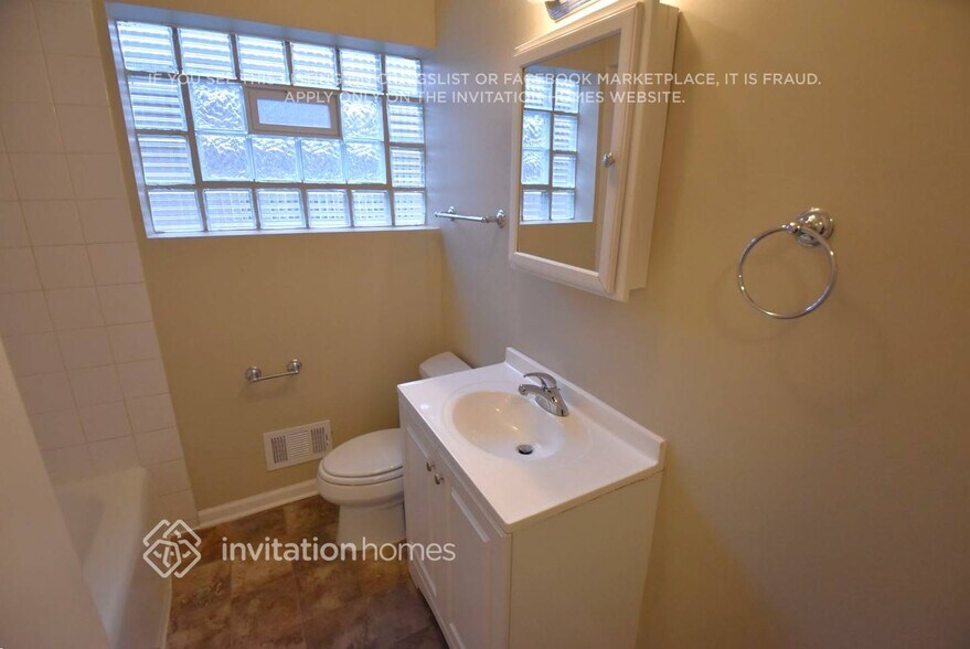 Building Photo - 5112 S Nashville Ave