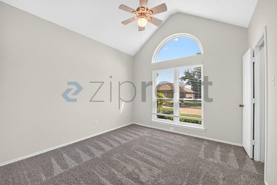 Building Photo - Unit