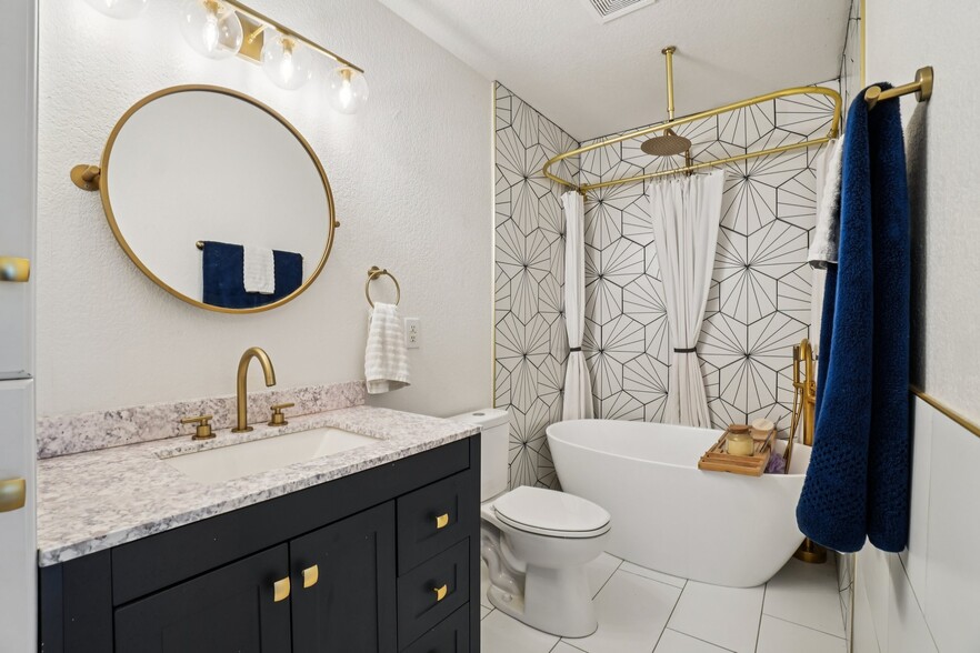 Stunning full bath on the second level with a soaking tub - 941 Reynolds Farm Ln
