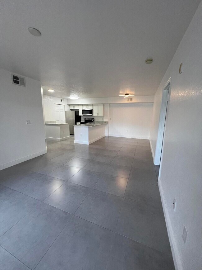 Building Photo - 191 SW Palm Dr