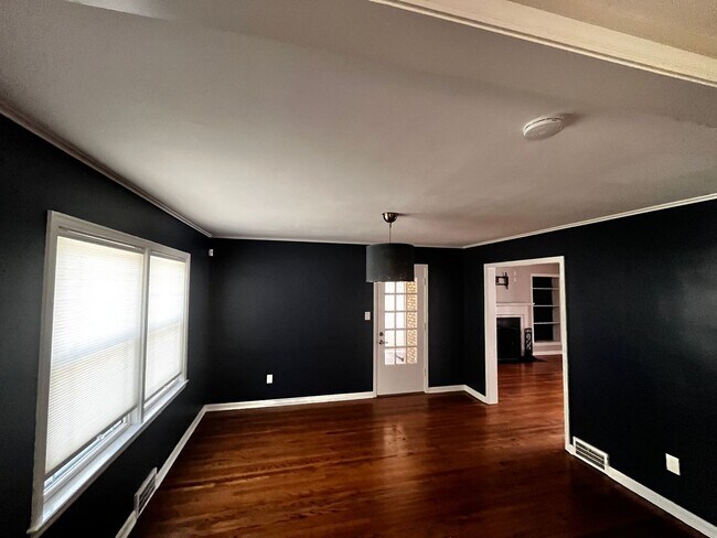 Building Photo - Wonderfull 3 Bedrooms along with 2 Full Ba...
