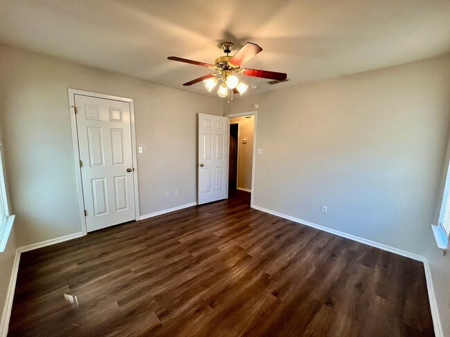 Building Photo - 2 Bedroom / 1 Bath **Cozy Unit in Pleasant...