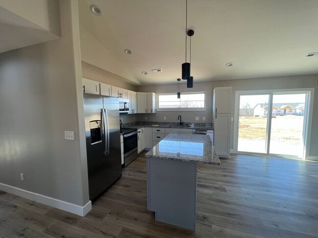 Building Photo - Charming 3 Bedroom house in Summit Pass