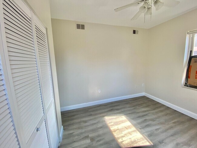 Building Photo - Large  Sunny Dupont Circle 2 bed 2 bath Ap...