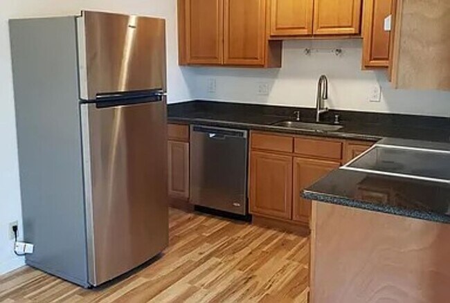 Building Photo - CAMBRIAN - Remodeled upstairs unit - great...