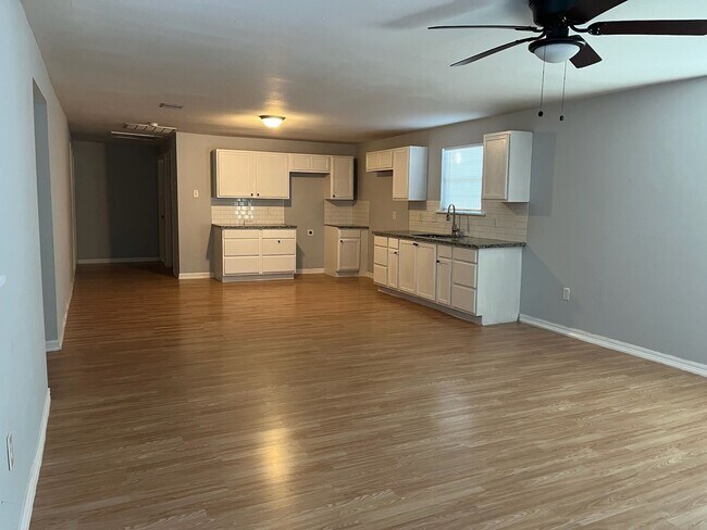 Primary Photo - 8826 Crestview Dr