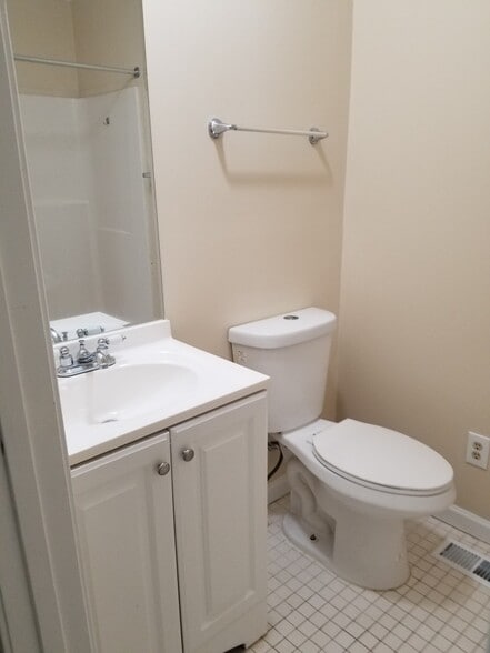 Ensuite Bathroom - 301 Pennsylvania Ave